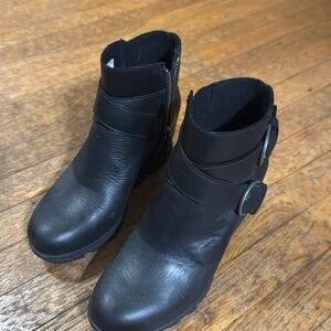Sorel Leather Joan-Of-Arctic Wedge II buckle boots 6.5m